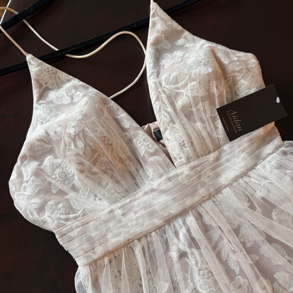 Stunning wedding gown, NWT. - Picture 5 of 7